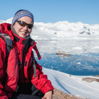 Mujer posando para una foto en la Antártida
